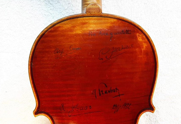 1945 年的小提琴背板簽名