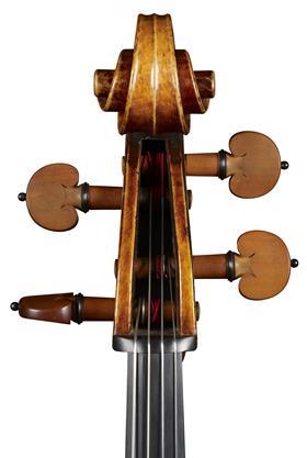 1732 年左右的“Pleeth”斯特拉迪瓦里大提琴卷軸的正面視圖