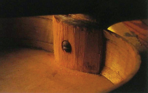 這把1868年的Enrico Ceruti小提琴的琴頸用螺絲固定在頂塊上，這是克雷莫尼斯方法的后期變體