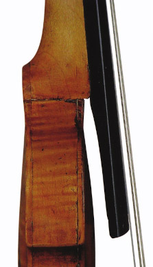 這款1760年左右的英式小手袋收藏于英國牛津的阿什莫林博物館，其細(xì)節(jié)展示了楔形實(shí)心烏木指板和高于肚皮邊緣的指板